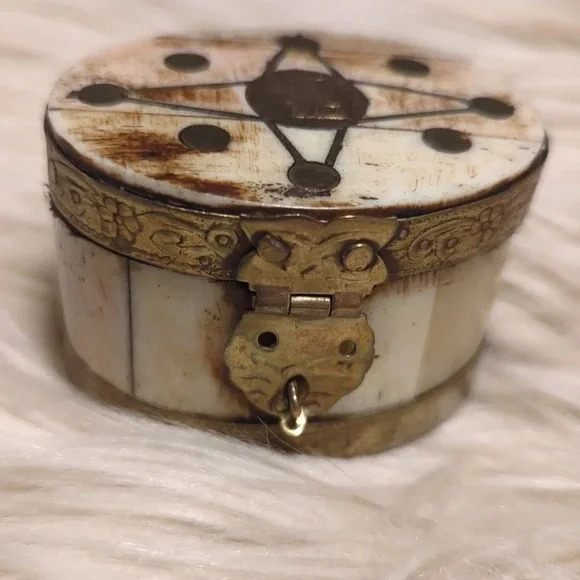 Old vintage camel bone trinket jewelry box with brass inlay - Picture 3 of 6